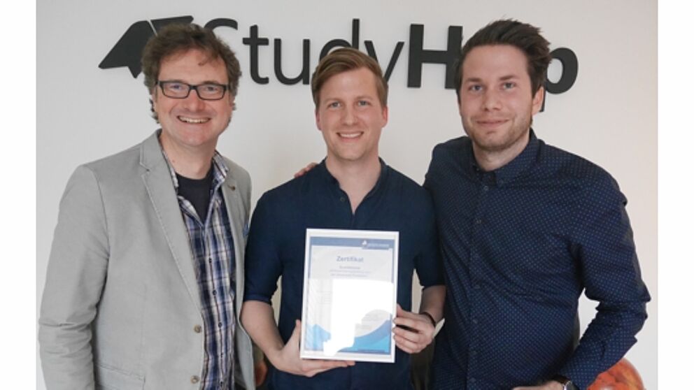 Foto (TecUP, Universität Paderborn), v. li.: Prof. Dr. Rüdiger Kabst zeichnet die Gründer der StudyHelp GmbH, Carlo Oberkönig und Daniel Weiner, aus. 