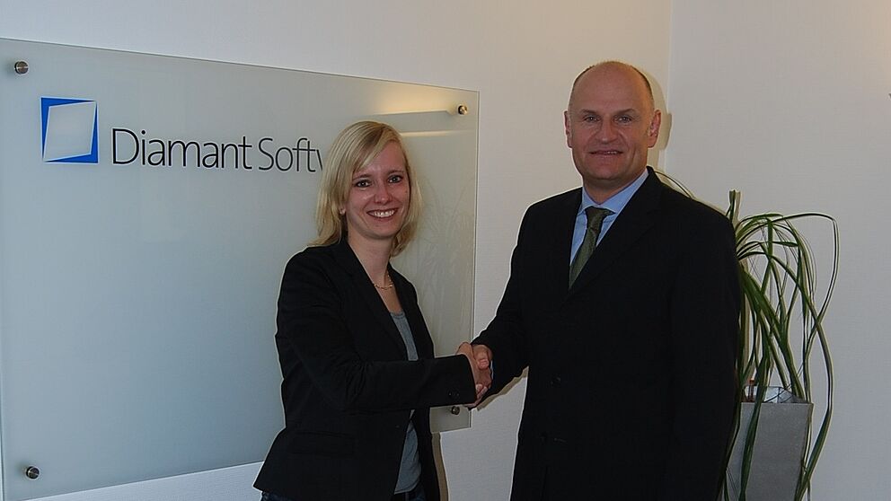 Foto: Setzen sich gemeinsam für die Förderung junger Studierender ein: Julia Buschmann, stellvertretende Geschäftsführerin der Stiftung Studienfonds OWL, und Rüdiger Müller, kaufmännischer Geschäftsführer der Diamant Software GmbH in Bielefeld.
