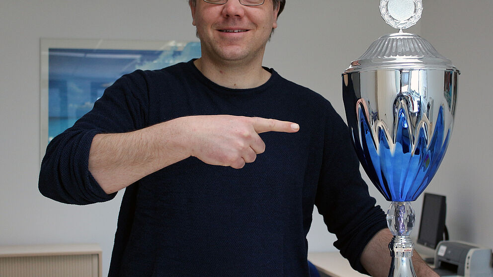 Foto (Heiko Appelbaum): Ausgezeichnet: Uli Kussin, Leiter des Hochschulsports der Universität Paderborn, freut sich über den ersten Platz.
