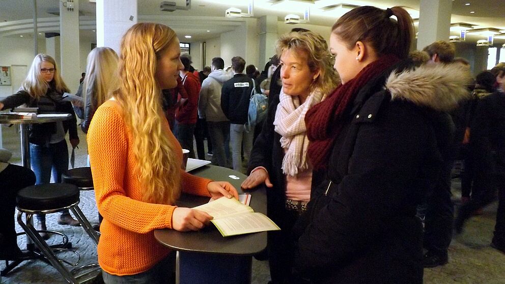 Foto (Universität Paderborn, Jasmin Rostam): Sina Rüweler (li.) vom PLAZ informiert über das Lehramtsstudium.