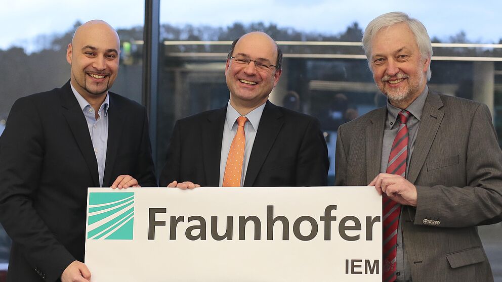 Foto (Fraunhofer IEM): Die Arbeit der letzten fünf Jahre hat sich gelohnt: Dr. Roman Dumitrescu,  Prof. Dr. Ansgar Trächtler und Prof. Dr. Wilhelm Schäfer (Präsident Universität Paderborn) freuen sich über die Eigenständigkeit des Fraunhofer IEM zu