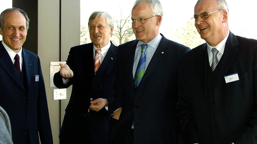 Foto (Adelheid Rutenburges): C-LAB-Vorstand Prof. Dr. Franz-Josef Rammig, Universität Paderborn, Paderborns Bürgermeister Heinz Paus, NRW-Ministerpräsident Dr. Jürgen Rüttgers und C-LAB-Vorstand Dr. Wolfgang Kern, Siemens