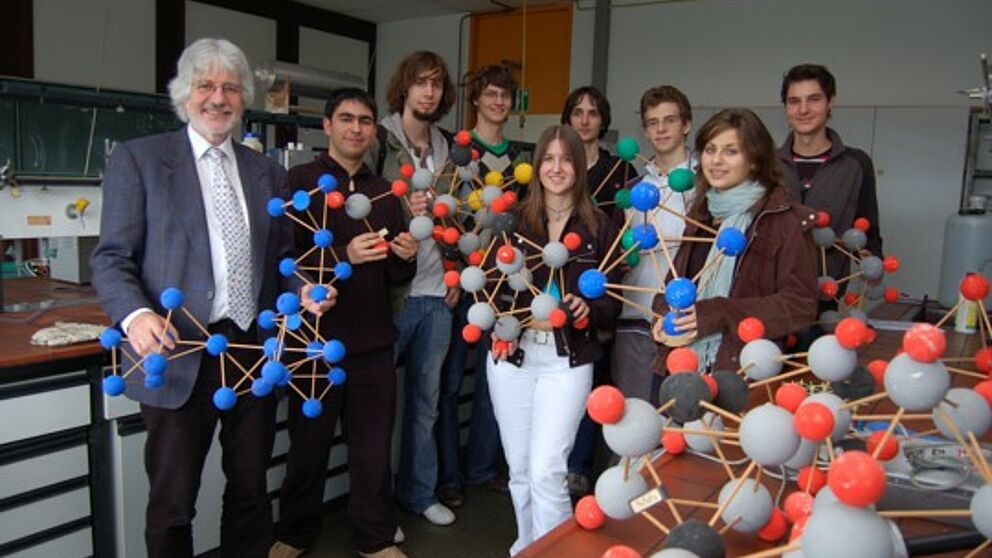 Foto (Ulrich Grotewold): Berichteten über die „Sommerschule Chemie 2007“ (v. l.): Prof. Dr. Gerald Henkel, Daniyal Kazempour, Markus Hansch, Christian Sindlinger, Anne-Kathrin Bernhammer, Andreas Krause, Golo Storch, Ines Hasselluhn, Andreas Albrecht