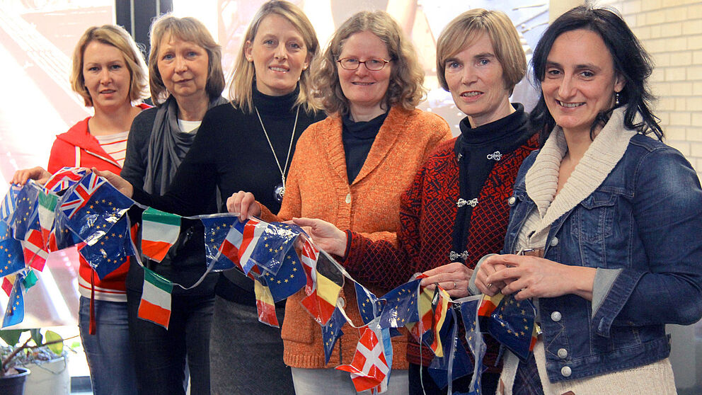 Foto (Katharina Vokoun): Organisieren die Regionalkonferenz in OWL (v. l.): Sandra Schoeß, Barbara Lawatzki (beide FH Bielefeld), Monika Riedenklau (Fachhochschule des Mittelstandes Bielefeld), Karin Kruse (Universität Bielefeld), Beth Adams-Ray (Univer