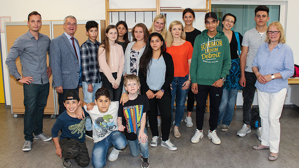 Foto (Universität Paderborn, Johannes Pauly): Die Schülerinnen und Schüler der IGEL-AG kommen aus unterschiedlichen Ländern und lernen gemeinsam spielerisch die deutsche Sprache.