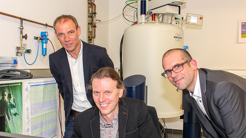 Foto (Universität Paderborn, Johannes Pauly): Forschung am neuen Großgerät (Hintergrund): v. l. Prof. Dr. Johannes Blömer, Dr. Ingo Schnell und Prof. Dr. Jan Paradies.