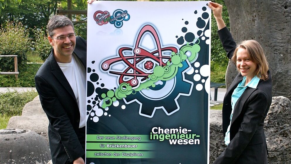 Foto (Universität Paderborn): (v. li.): Prof. Dr.-Ing. Hans-Joachim Schmid und Dipl.-Wirt.-Ing. Lena Knobel vom Lehrstuhl für Mechanische Verfahrenstechnik und Umweltverfahrenstechnik der Universität Paderborn freuen sich auf viele Studierende für den