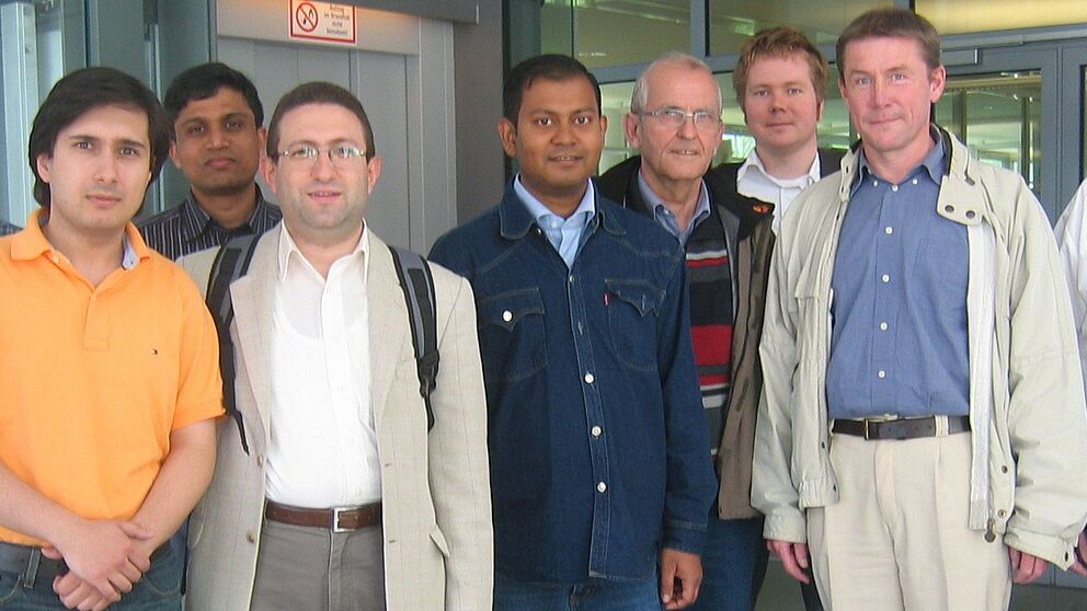 Foto (Universität Paderborn): Fachgebietsleiter der Elektrotechnik Prof. Dr.-Ing. Andreas Thiede und sein Team freuen sich über den neuen Geschwindigkeitsweltrekord, den der Doktorand Ahmed Awny erzielen konnte.