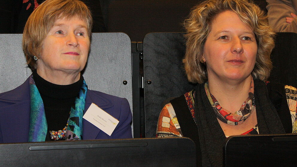 Foto (Universität Paderborn, Patrick Kleibold): Die Wissenschaftsministerinnen Svenja Schulze (r.) und Anke Brunn anlässlich des 25-jährigen Gründungsjubiläums des Netzwerkes Frauen- und Geschlechterforschung NRW.