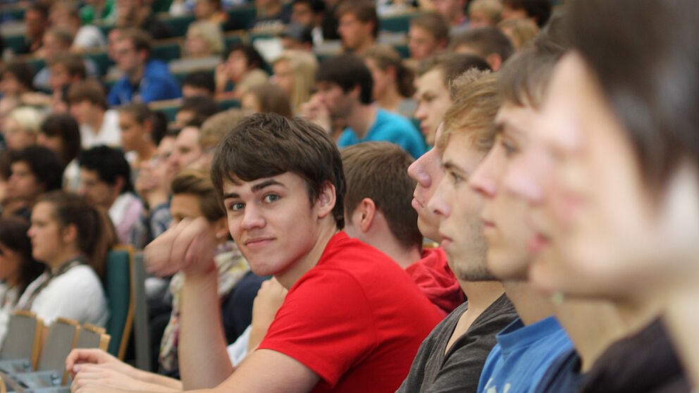 Foto (Universität Paderborn, Patrick Kleibold): Begrüßung der Erstsemester im Audimax