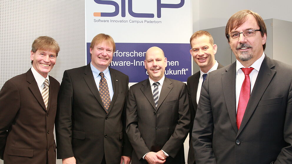 Foto (Universität Paderborn, Vanessa Dreibrodt): Prof. Dr. Nikolaus Risch, Präsident der Universität Paderborn, Jens-Peter Seick, Senior Vice President Product Development Group, Fujitsu, Jörg Wehling, Leiter Atos C-LAB, Atos Deutschland, Christoph Pl