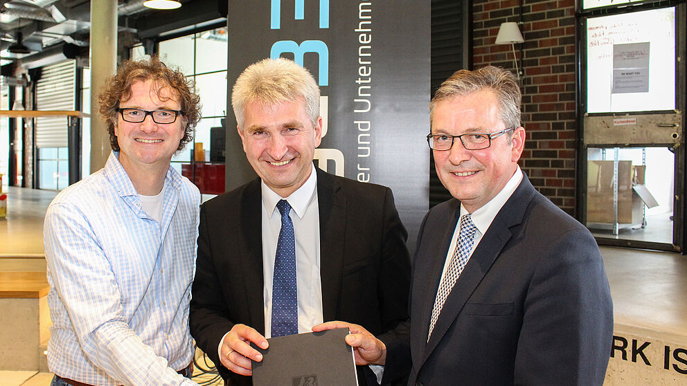 Foto (Universität Paderborn, Johannes Pauly): (v. l.) Prof. Dr. Rüdiger Kabst, Prof. Dr. Andreas Pinkwart und Bürgermeister Michael Dreier.