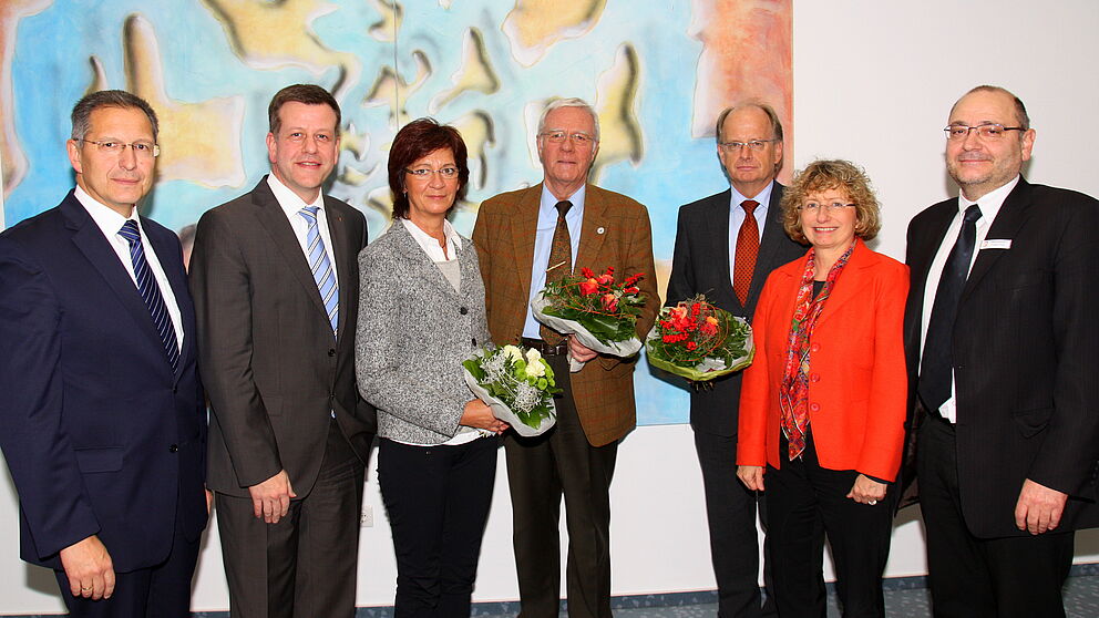 Foto (Universität Paderborn, Patrick Kleibold): Der neue und der bisherige Vorstand: Bernhard Dorenkamp (v. l.), Dr. Andreas Siebe, Barbara Tigges-Mettenmeier, Prof. Dr. Steffen Gronemeyer, Dr. Friedrich Keine, Heike Käferle und Wolfgang Walter.