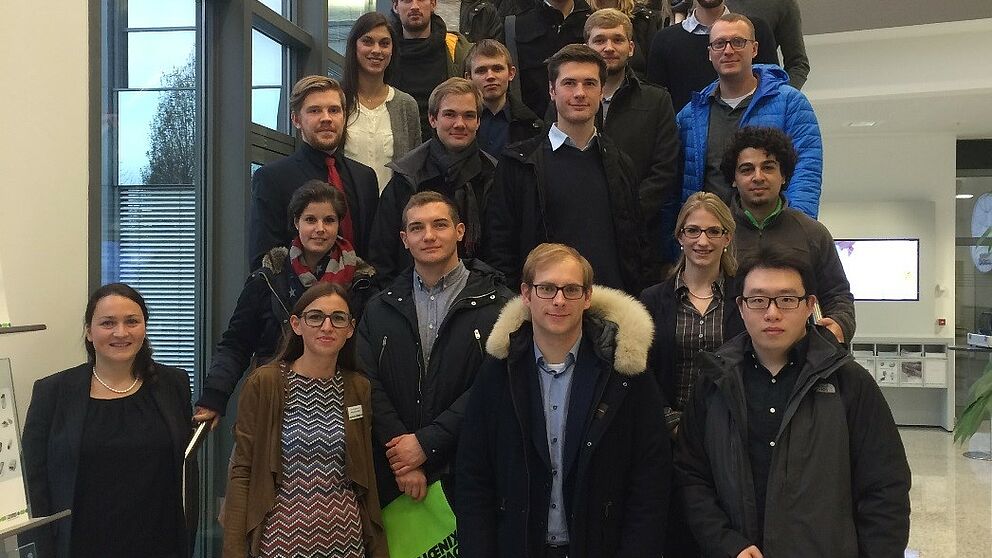 Foto (Phoenix Contact GmbH & Co. KG): 28 Studierende besichtigten Phoenix Contact in Bad Pyrmont.