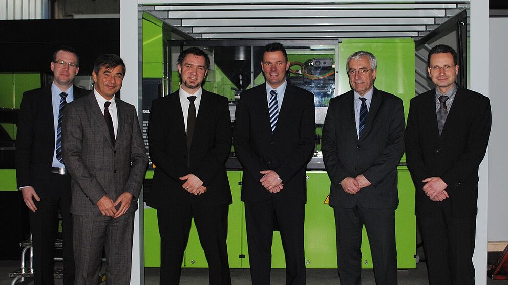 Foto (Universität Paderborn): Die Spritzgießmaschine der Firma Engel steht jetzt im Kunststofflabor, K-Lab, v. li.: Dr. Martin Schäfers, Oberingenieur Kunststofftechnik Paderborn (KTP), Dr. Peter Neumann, Vorsitzender der Geschäftsführer der Engel Ho