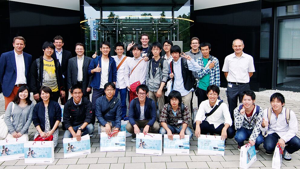 Foto: Die Gäste aus Tohoku beim Besuch des Unternehmens dSPACE in Paderborn mit Prof. Dr. Stefan Jungblut (hinten, links), zusammen mit Bernd Schäfers-Maiwald (2. Reihe, links), Dirk Berneck (2. Reihe, 3. v. l.) und Reimund Wischnewski (2. Reihe, rechts