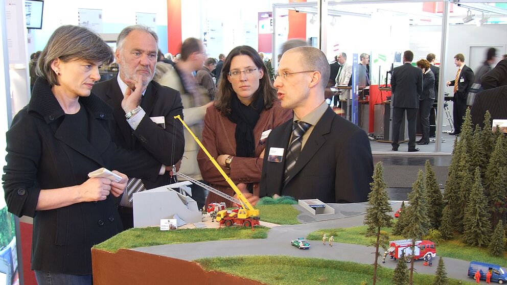 Foto (v. li.): MdB Ute Berg im Gespräch mit  Bernd Seel, Leiter Technologietransferstelle Universität Paderborn, Barbara Busbach, Leiterin Gemeinschaftsstand NRW, und Armand Schulz, wissenschaftlicher Mitarbeiter des C.I.K.
