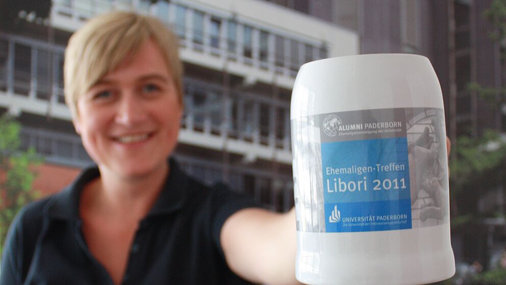 Foto (Universität Paderborn, Jan Aulenberg): Alexandra Dickhoff, Geschäftsführerin von Alumni Paderborn, freut sich auf das Treffen mit ehemaligen Studierenden und Lehrenden am Libori-Freitag 2011.
