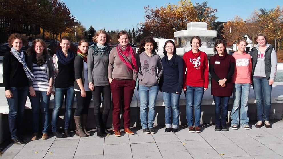 Foto: (Ines Eckardt): Die Teilnehmerinnen der Veranstaltung tasteMINT OWL erhielten praktische und theoretische Einblicke in das Studierendenleben.