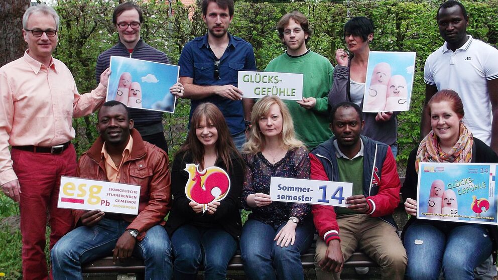 Foto (ESG): Neben Studierenden sind zu sehen: Untere Reihe: Links: Gabin Wabo, Angelique Smorra, Mitte: Alexandra Schmidt. Rechts: Jessica Müller. Hintere Reihe links: Matthias Surall, 2. von rechts: Elisabeth Jansen.