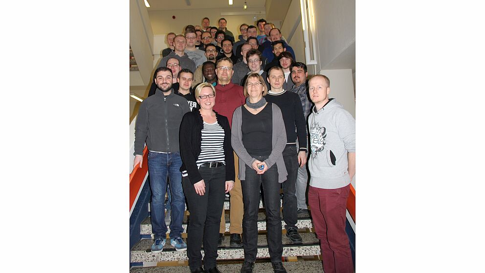 Foto (Universität Paderborn, Barbara Nofen): Studierende aus Paderborn, Bielefeld, Soest und Meschede mit der Dozentin Grit Graefe (vordere Reihe, 2. von rechts) und den Projektmitarbeitern Dr. Daniel Gembris (Bildmitte) und Danica Rehse (vordere Reihe l