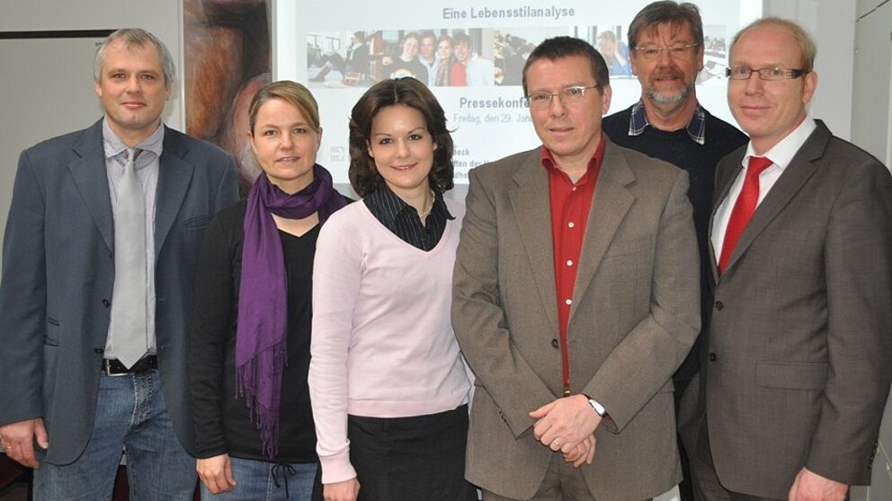 Foto (Universität Paderborn, Mark Heinemann): (v. li.): Hans-Norbert Blome (Hochschulberater Techniker Krankenkasse), Astrid Kämpfe und Carolin Köster (beide wissenschaftliche Mitarbeiterinnen), Prof. Dr. Hans Peter Brandl-Bredenbeck, Dieter Thiele (Ho