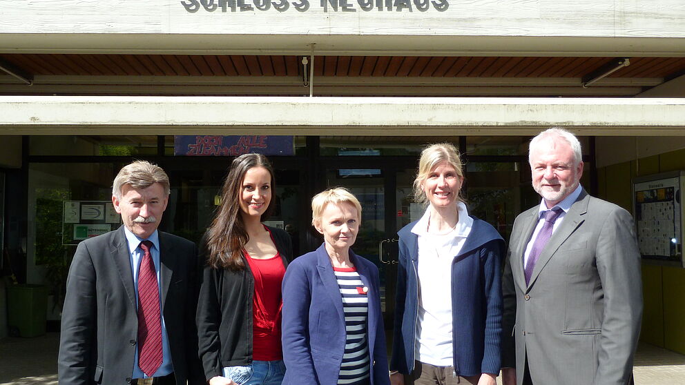 Foto (Eva Nicolin-Sroka): Freuen sich auf eine gute Fortführung der deutsch-finnischen Kooperation (v.l.): Rainer Sroka (Lehrer und Austauschbeauftragter am Gymnasium Schloß Neuhaus), Lara Gerhardts (Wissenschaftliche Mitarbeiterin, PLAZ), Heli Vilenius