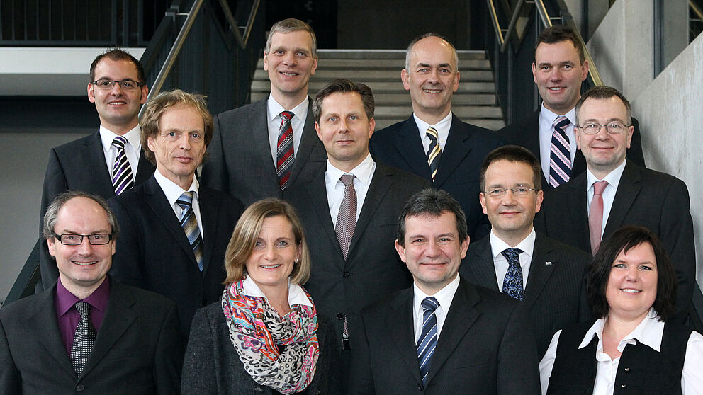 Foto (Universität Paderborn, Adelheid Rutenburges): (v. l.) Prof. Dr. Wolfgang Bremser, Dipl.-Ing. Thorsten Marten, Prof. Dr.-Ing. Rolf Mahnken, Dr. Silvia Dohmeier-Fischer, Prof. Dr.-Ing. Volker Schöppner, Prof. Dr.-Ing. Guido Grundmeier, Prof. Dr. Tho