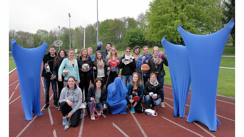 Foto (Universität Paderborn, Carolin Köster): Sportliche Vielfalt: Die neuen Mentorinnen und Mentoren sind bereit – die auffällige Bekleidung (so genannte Tanzsäcke) ist allerdings den Tänzerinnen und Tänzern vorbehalten.