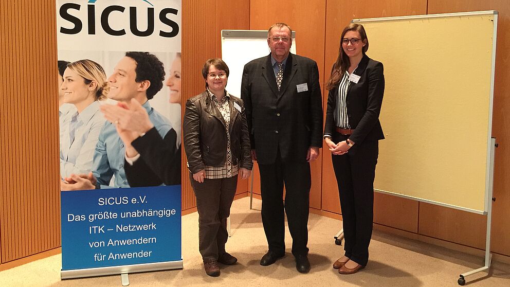 Foto (Klaus Rosenthal) von links nach rechts: Jun.-Prof. Dr. Michaela Geierhos, Prof. Dr. Dr. h.c. mult. Klaus Rosenthal und Friederike Röper von der wirtschaftswissenschaftlichen Fakultät der Universität Paderborn auf der Herbsttagung des SICUS e.V.