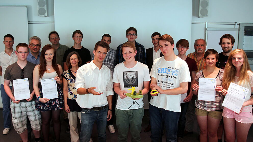Foto (Universität Paderborn, Vanessa Dreibrodt): Die Teilnehmer des Projekts Lab2Venture präsentieren ihre Modelle. Darüber freuen sich: Dr. Eric Klemp, DMRC (3. v. l.), Dr. Jürgen Domjahn, Schülerlabor CoolMint Paderborn (4. v. l.), Martina Parrisiu