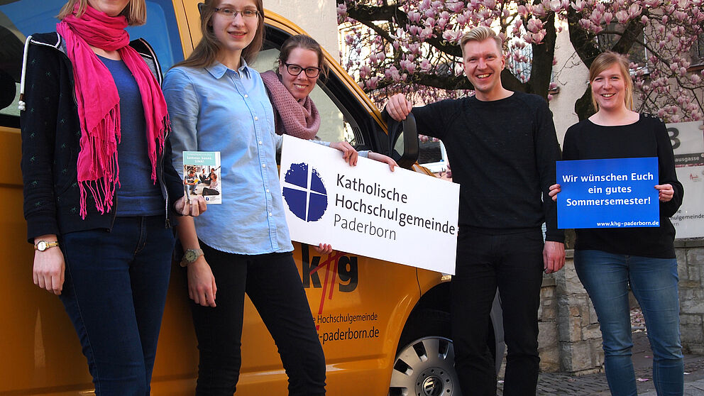 Foto (KHG Paderborn): Sommer, Sonne, Sinn: (v. l.) Leonie Wulf, Elisabeth Schröttke, Inga Bolte, Studierendenpfarrer Nils Petrat und KHG-Referentin Simone Wiedeking.