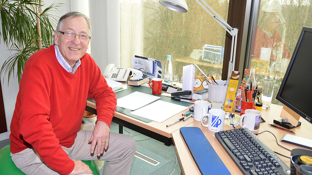 Foto: In der „Verlängerung“ – Professor Dr. Burkhard Monien in seinem Büro im Institut für Informatik.