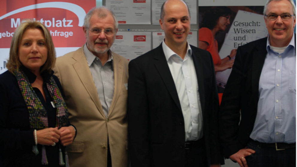 Foto (Universität Paderborn): (v.l.) Frau Birgitt Lammert, Prof. Dr. Peter Schneider als Vetreter des Studiums für Ältere und des Zertifikatsstudienganges "Bürgerschaftliche Kompetenz in Wissenschaft und Praxis", Prof. Dr. Marcelo Da Veiga, Rektor der