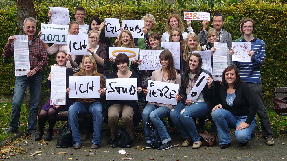 Foto: Auf dem Foto sind neben zahlreichen Studierenden folgende ESG-Mitarbeitende zu sehen: Ganz links: Studierendenpfarrer Matthias Surall, daneben sitzend: Gemeindeassistentin Karolin Marx und ganz rechts Gemeindeassistentin Sonja Güttler.