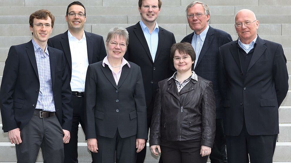 Foto (Universität Paderborn, Adelheid Rutenburges): Die Professorinnen und Professoren des Departments Wirtschaftsinformatik (von links): Jun.-Prof. Dr. Kevin Tierney, Prof. Dr. Dennis Kundisch, Prof. Dr. Leena Suhl, Jun.-Prof. Dr. Artus Krohn-Grimberghe