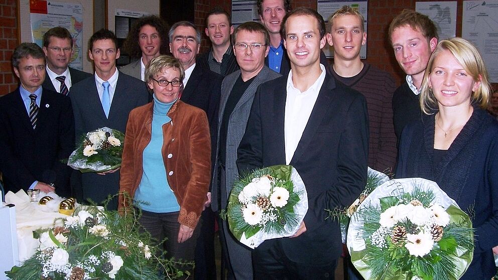 Foto: (Mark Heinemann): (v. li.): Prof. Dr. Bernd Frick, Prof. Dr. Norbert Olivier, Marcel Pillath, Jan Moritz Lichte, Prof. Dr. Kirsten Schlegel-Matthies, Hans Laven, Sebastian Striewe, Prof. Dr. Hans Peter Brandl-Bredenbeck, Arne Steffen, Volker Hegmann