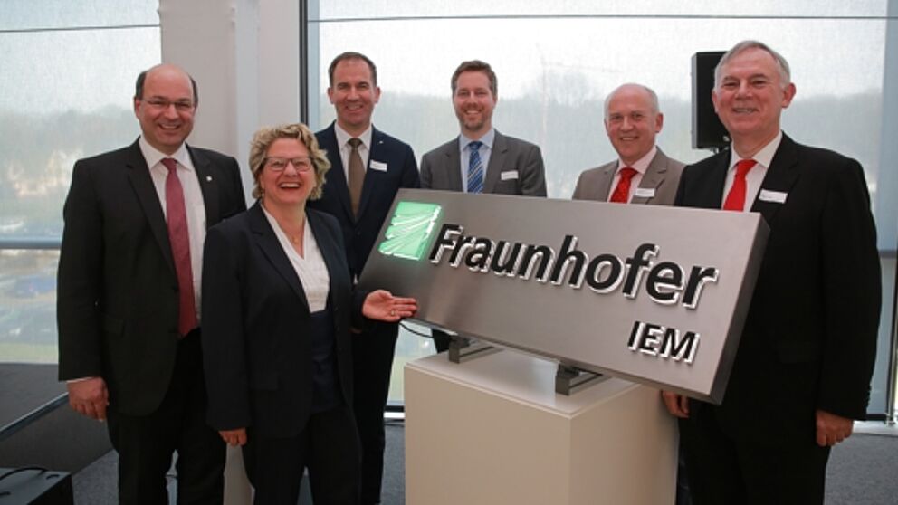 Foto (Michael Adamski): Eröffnen das erste Fraunhofer-Institut in OWL: Prof. Ansgar Trächtler (Leiter Fraunhofer IEM), Svenja Schulze (NRW-Wissenschaftsministerin), Dr. Raoul Klingner (Direktor Forschung der Fraunhofer-Gesellschaft), Prof. Eric Bodden (