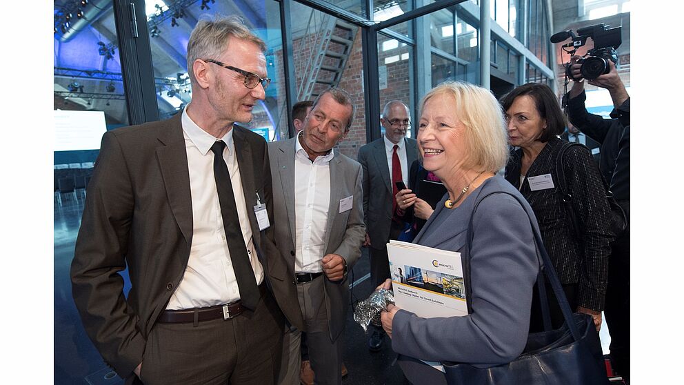 Foto (Hans-Christian Plambeck): Im Gespräch am Ausstellungsstand des Fortschrittskollegs „Gestaltung von flexiblen Arbeitswelten“ (v. l.): Prof. Dr. Eckhard Steffen (Universität Paderborn), Klaus Meyer (Energie Impuls OWL e. V.) und Prof. Dr. Johann