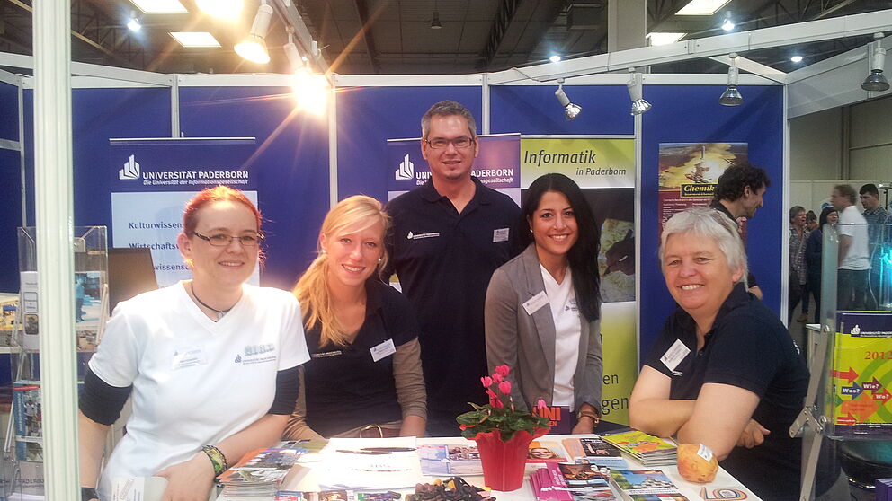 Foto: Auf dem Messestand der Einstieg Abi in Dortmund (v. l.): Ines Eckardt (Projekt Frauen gestalten die Informationsgesellschaft), Lisa Riekschnietz und Jörn Sickelmann (ZSB), Anja Demir (Frauen gestalten die Informationsgesellschaft), Barbara Sawall (