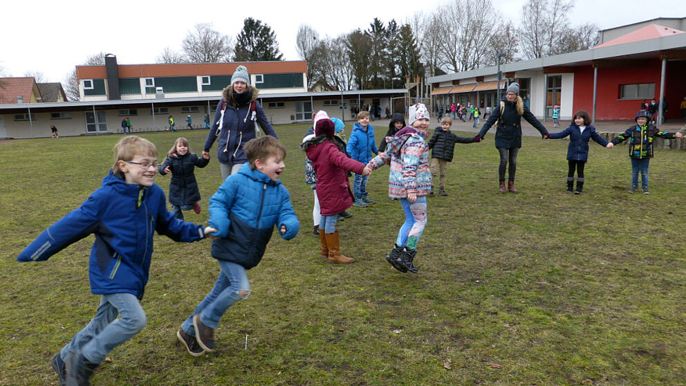 Foto (Simone Steffen): Fit in Marienloh: Gemeinsame Bewegung in den Pausen macht Spaß und fördert die Aufmerksamkeit im Unterricht.