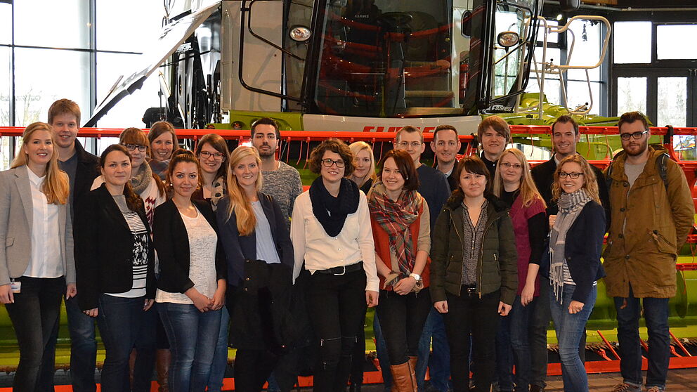Foto (pro Wirtschaft GT GmbH, Heidi Grefer): Die Studierenden im Technoparc der CLAAS KGaA mbH, Harsewinkel.