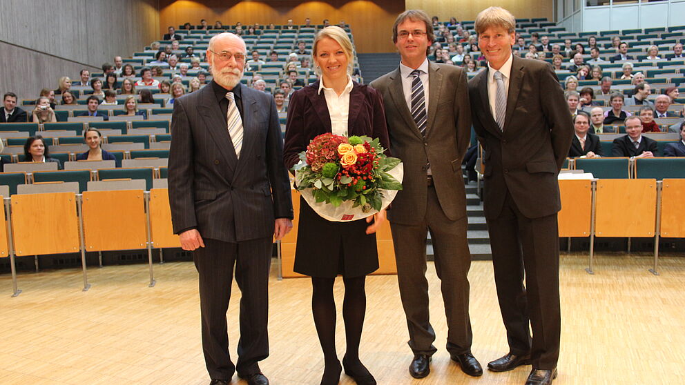 Foto (Universität Paderborn, Heiko Appelbaum): (v. l.) Prof. Dr. Michael Weiß, Department Sport und Gesundheit; Lilli Schwarzkopf, Olympische Silbermedaille im Siebenkampf 2012; Prof. Dr. Torsten Meier, Dekan der Fakultät für Naturwissenschaften; Prof