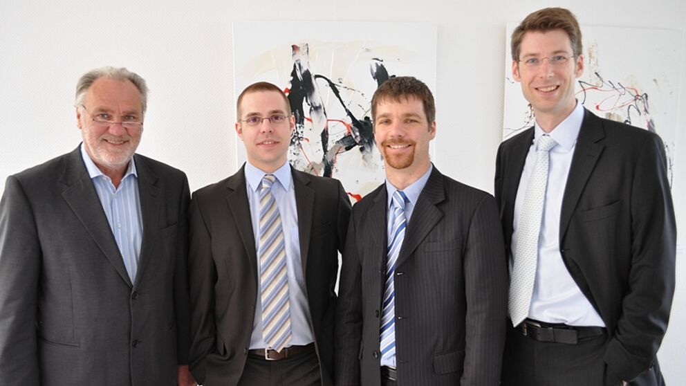 Foto (Mark Heinemann) v. li.: Der Leiter von UNICONSULT Bernd Seel und das Gründungsteam von ORconomy – Stefan Bunte, Dr. Jens Peter Kempkes und Dr. Ingmar Steinzen – freuen sich über den Projektstart.