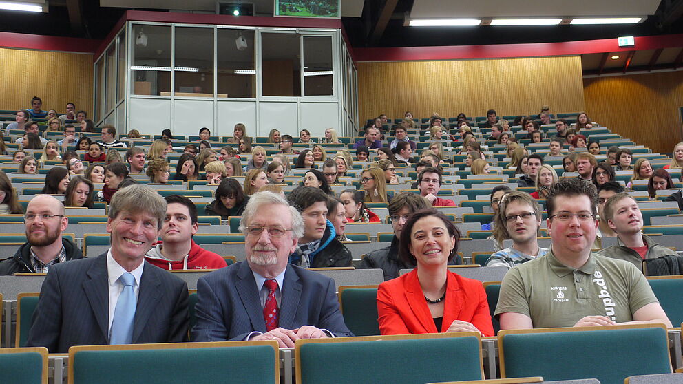 Abbildung (Heike Probst): Begrüßten die „Erstis“ (v. l. n. r.): Prof. Dr. Nikolaus Risch (Präsident Universität Paderborn), Prof. Dr. Dr. h. c. mult. Peter Freese (Alumni Paderborn), Dr. Yvonne Salman (Zentrale Studienberatung) und Florian Rittmei