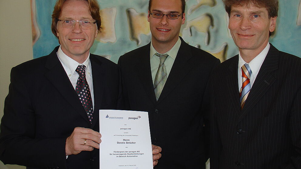 Foto (Universität Paderborn, Tibor Werner Szolnoki) (v. li.): Vorstandsvorsitzender Klaus Dieter Frers überreicht die Urkunde an Preisträger Dennis Strücker. Mit ihnen freut sich Präsident Prof. Dr. Nikolaus Risch.