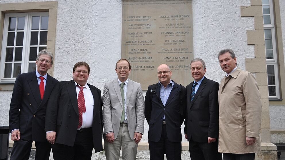 Foto: (Mark Heinemann): Prof. Dr.-Ing. Joachim Böcker (v. l., Dekan der Fakultät für Elektrotechnik, Informatik und Mathematik), Prof. Dr. Torsten Wedhorn (Institut für Mathematik), Prof. Richard Taylor, Prof. Dr. Norbert Schappacher, Dr. Michael Lask