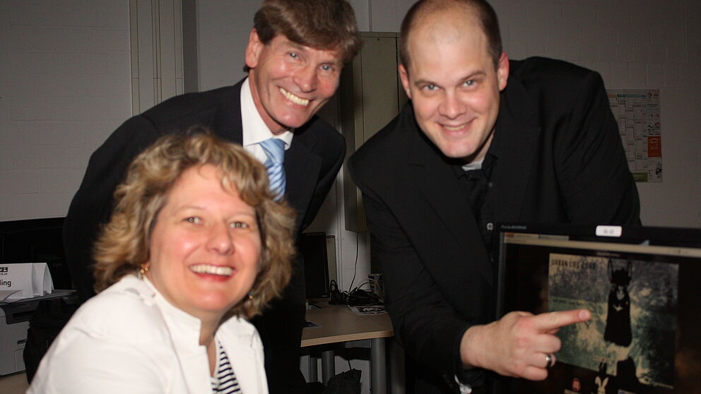Foto (Universität Paderborn, Patrick Kleibold): NRW-Wissenschaftsministerin Svenja Schulze und Uni-Präsident Prof. Dr. Nikolaus Risch lassen sich von Prof. Dr. Jörg Müller-Lietzkow (rechts) im neuen »Gameslab« der Hochschule das hier entwickelte Com