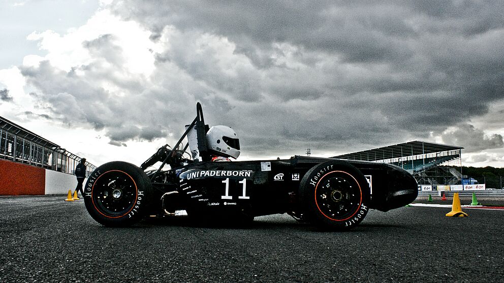Foto (Universität Paderborn, UPBracing Team): Der Rennwagen, mit dem das UPBracing Team der Universität Paderborn in diesem Jahr beim Rennen in Silverstone, England, teilgenommen hat.