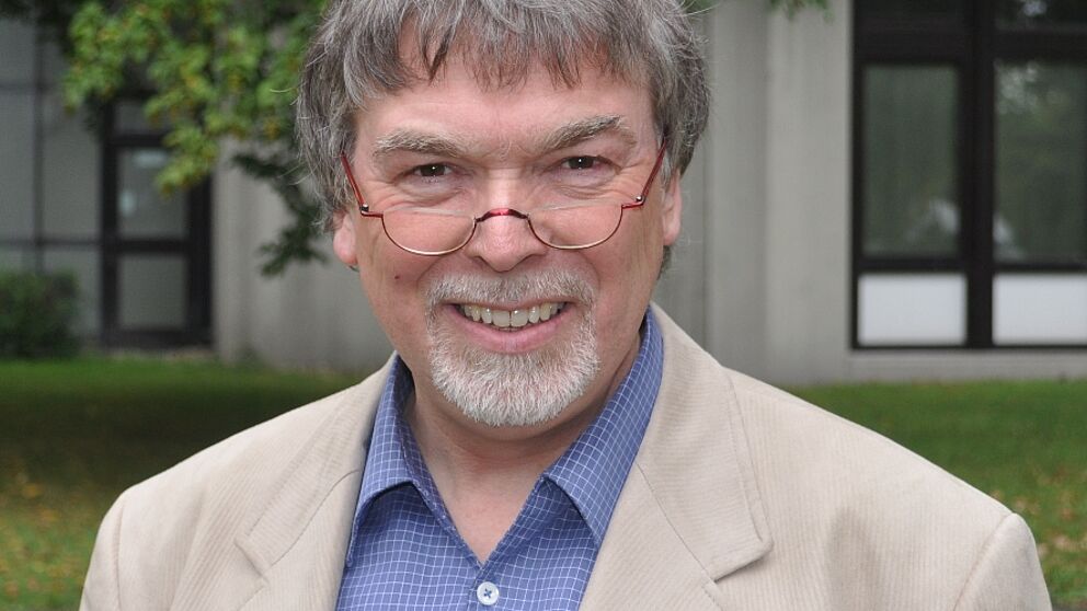 Foto (Mark Heinemann): Prof. Dr. Wilfried Hauenschild verlässt die Universität Paderborn nach 31-jähriger Tätigkeit.